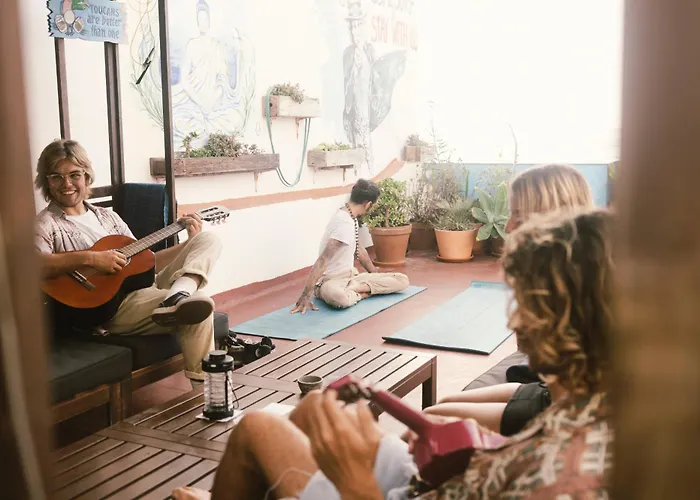 Agueita House بيت شباب *